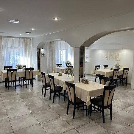Golden Golem Hotel & Spa Praga Esterno foto