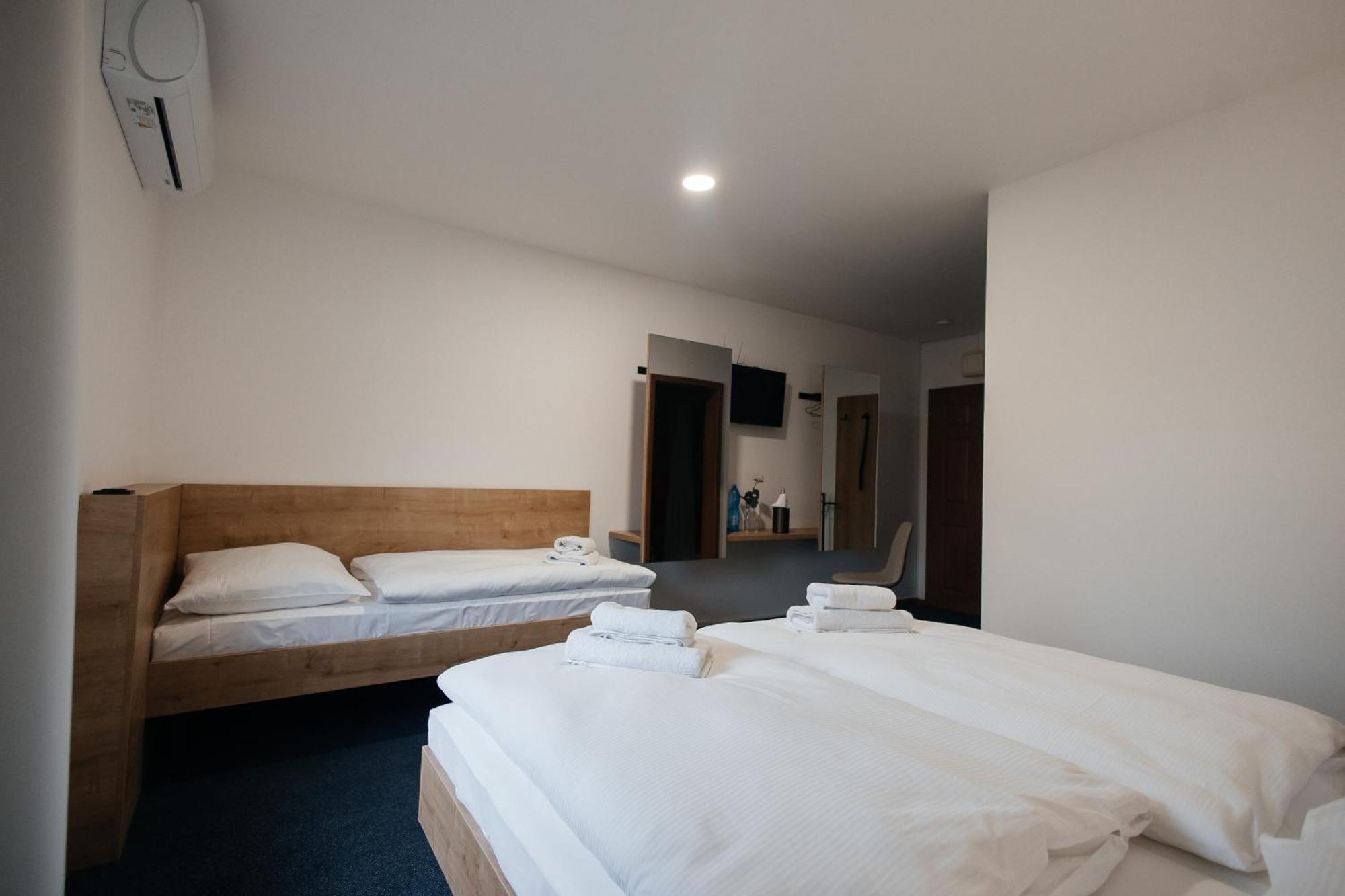 Golden Golem Hotel & Spa Praga Esterno foto