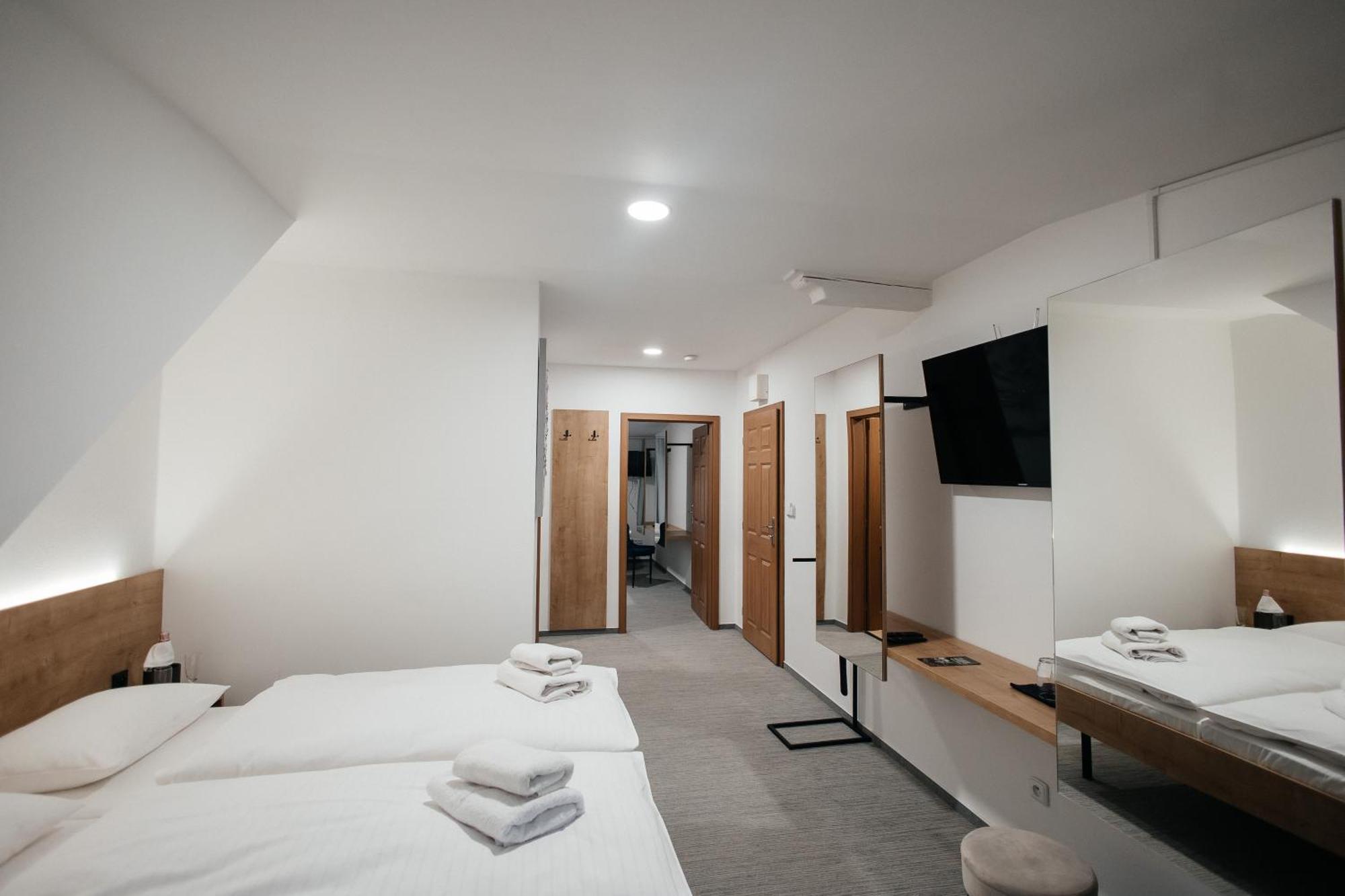 Golden Golem Hotel & Spa Praga Esterno foto