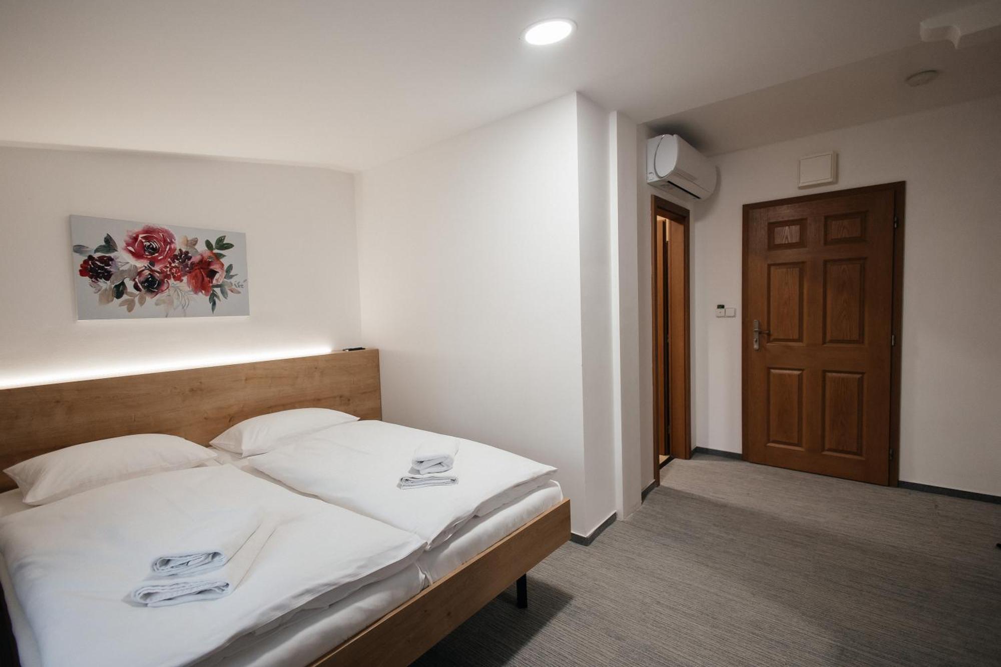 Golden Golem Hotel & Spa Praga Esterno foto